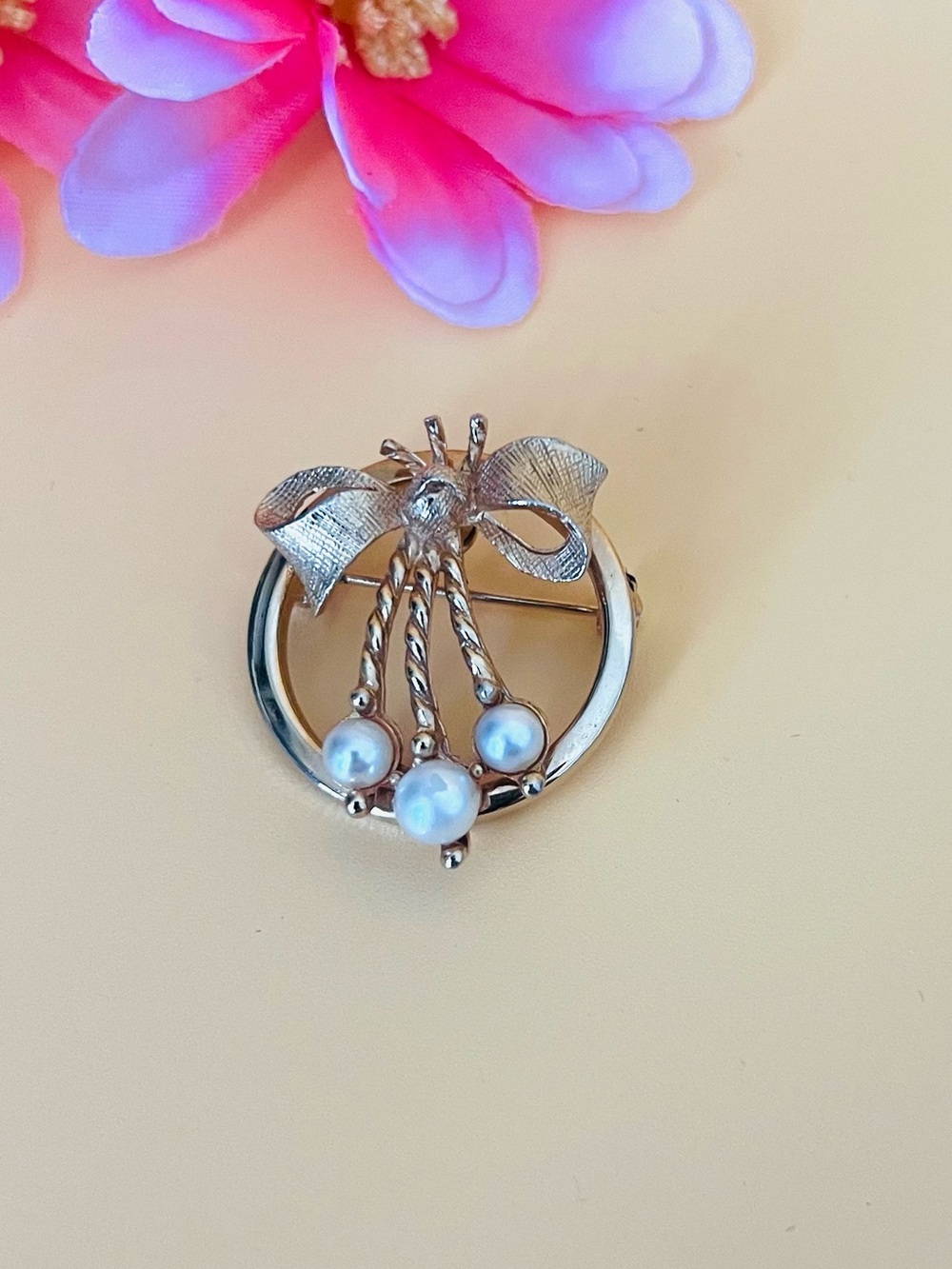 Vintage brushed gold Roma faux Pearl Pin Brooch